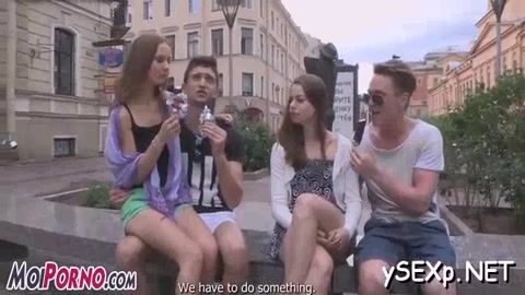 Русские студентки отрабатывают мороженку
